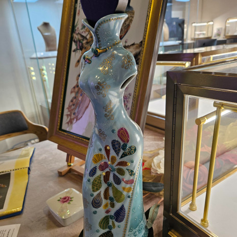 藍衣錦花 (Blue Robe, Brocade Flowers)