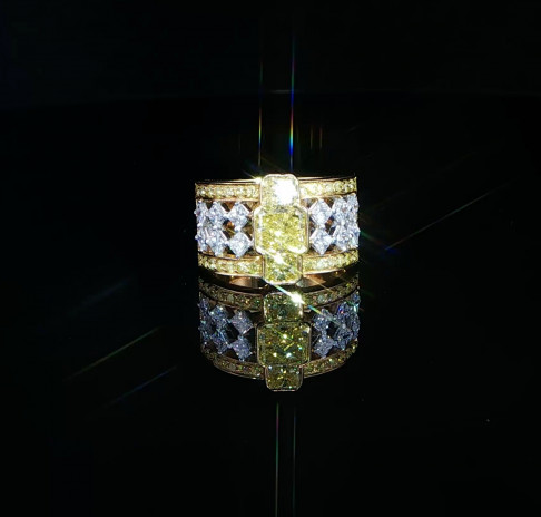 Golden Starburst Diamond Ring